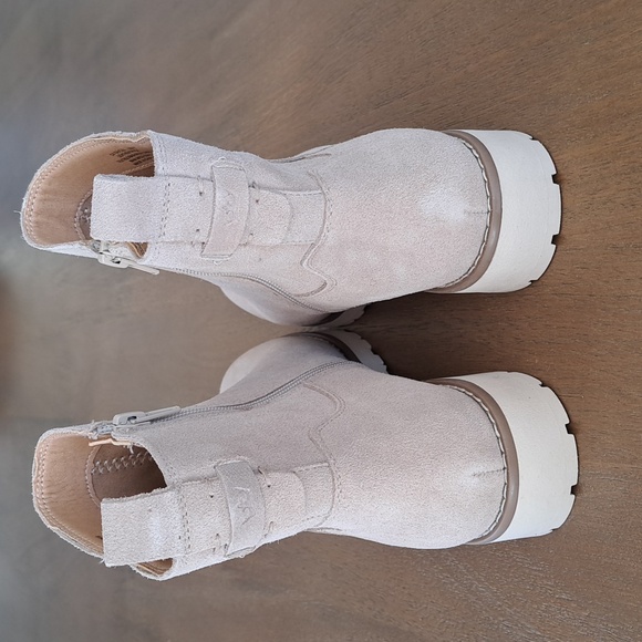 Crown Vintage Taylen Bootie - Color: Dove - Size: Women 9 - Picture 5 of 9